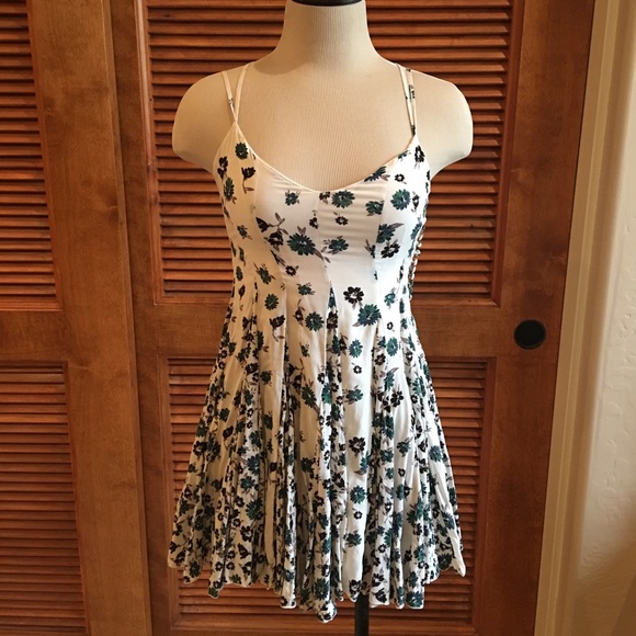 Free People Dresses & Skirts - Free People dress- super cute floral design size 2